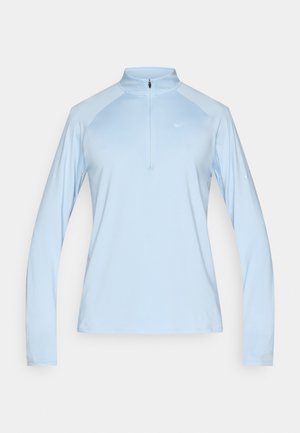 Haut de sport bleu clair à manches longues avec col à fermeture éclair partielle. Confectionné dans un tissu lisse ; comporte des manches raglan et un petit logo sur la poitrine.