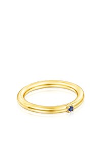 Goldring mit einem glatten, runden Design, das mit einem kleinen blauen Edelsteinakzent verziert ist. Polierte Oberfläche mit reflektierender Oberfläche.