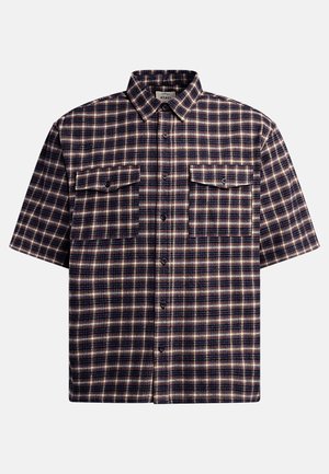Camisa de cuadros de manga corta en azul marino oscuro y burdeos, con un patrón a cuadros, dos bolsillos en el pecho y cierre de botones en la parte delantera.