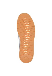 Semelle de chaussure en caoutchouc orange texturé, dotée de rainures et de crêtes diagonales pour une meilleure adhérence. Les bords latéraux sont noirs avec une finition lisse.