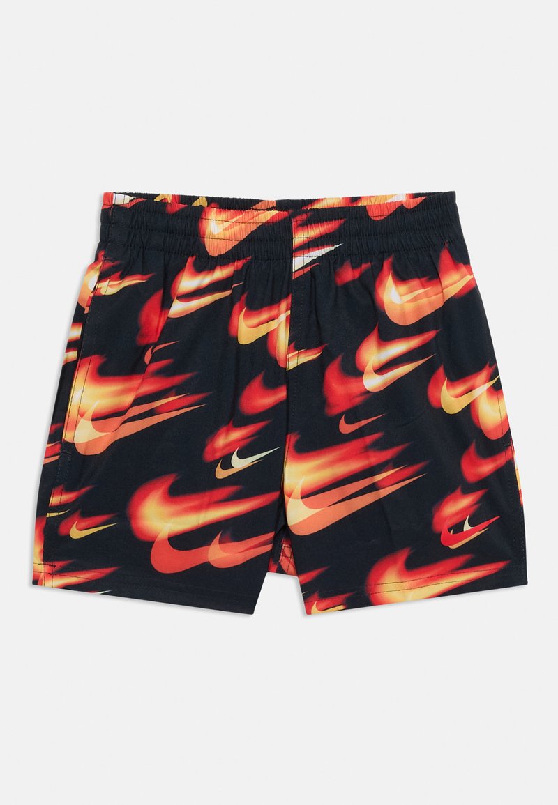 Fekete elasztikus derékpántú rövidnadrág, amelyet narancssárga és sárga, tűzvörös Nike swoosh-logók mintázata borít.