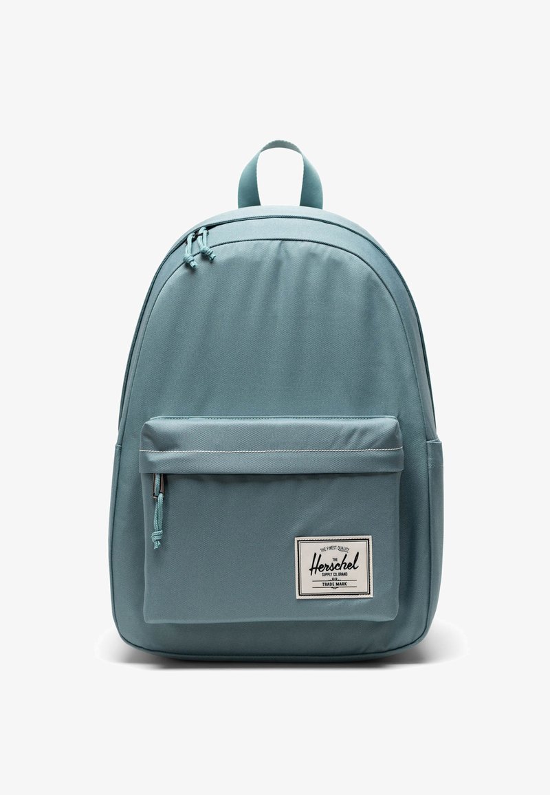 Lichtblauwe rugzak van duurzaam stof, met een voorvak met ritssluiting, verstelbare riemen en een bovenste handvat voor gemakkelijk dragen.