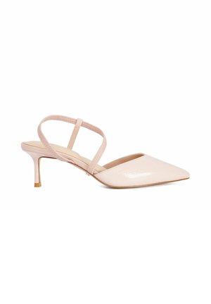 Escarpin slingback rose pâle avec bout pointu, finition en cuir verni brillant, bride élastique et talon fin orné d'un accent doré.