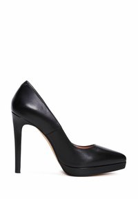Escarpin à talon haut en cuir noir avec un bout pointu et un talon aiguille fin sur fond blanc.