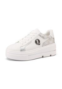 Sneaker bianco con suola spessa, dettagli in argento e un pannello laterale testurizzato con un motivo logo ripetuto. Lacci e design della punta arrotondata.