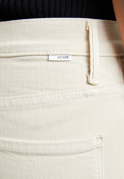 Mother THE WEEKENDER SNEAK - Bootcut-farkut - off-white
