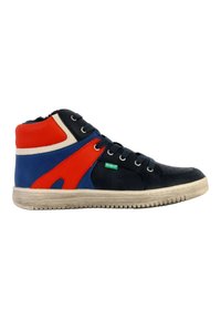 Hoge sneaker van marineblauw leer, met rode en blauwe accenten, witte details en een gestructureerde rubberen zool met traditionele veters.