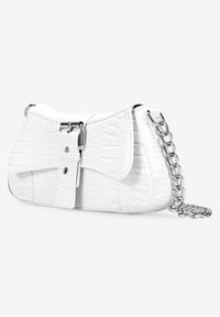 Bolso blanco con grabado de cocodrilo y cadena, que cuenta con un cierre de solapa asegurado por una hebilla. Superficie texturada con bordes lisos.