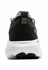 Črne atletske čevlje z teksturiranim pletenim zgornjim delom, belim srednjim podplatom in črnim podplatom. Imajo zanko za vlečenje in vzorčasto podrobnost na peti.