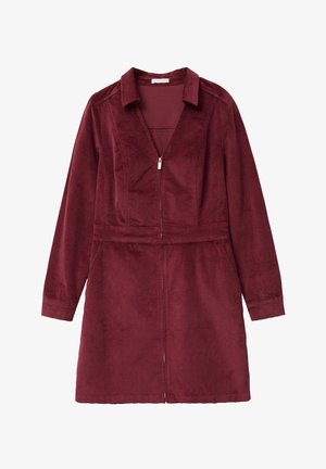 Robe en velours côtelé bordeaux avec un col, des manches longues, une fermeture éclair à l'avant et une taille ceinturée. Elle présente une texture lisse et une coupe à mi-genou.