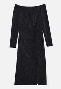 Robe noire dénudée d'épaule en tissu scintillant. Elle possède des manches longues, des détails froncés sur les côtés et une coupe mi-longue avec une fente.