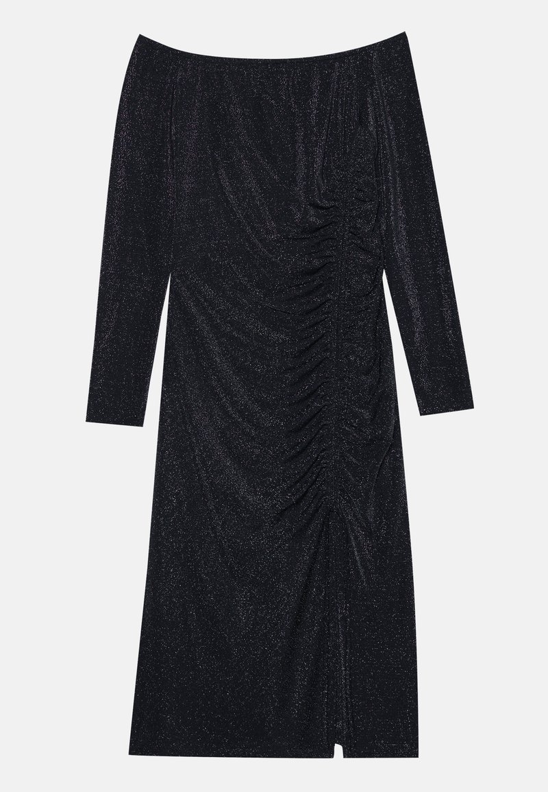Robe noire dénudée d'épaule en tissu scintillant. Elle possède des manches longues, des détails froncés sur les côtés et une coupe mi-longue avec une fente.
