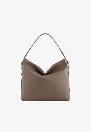 Braune Ledertasche mit einem lässigen Design, das einen geschwungenen oberen Teil und einen kontrastierenden gemusterten Riemen aufweist. Sichtbare goldfarbene Hardwareakzente.