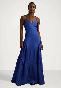 Zils satīna maksi kleita ar plānām siksnām, V-veida kakla izgriezumu un sakoptu svārku detaļām. Gluda tekstūra un plūstoša silueta.