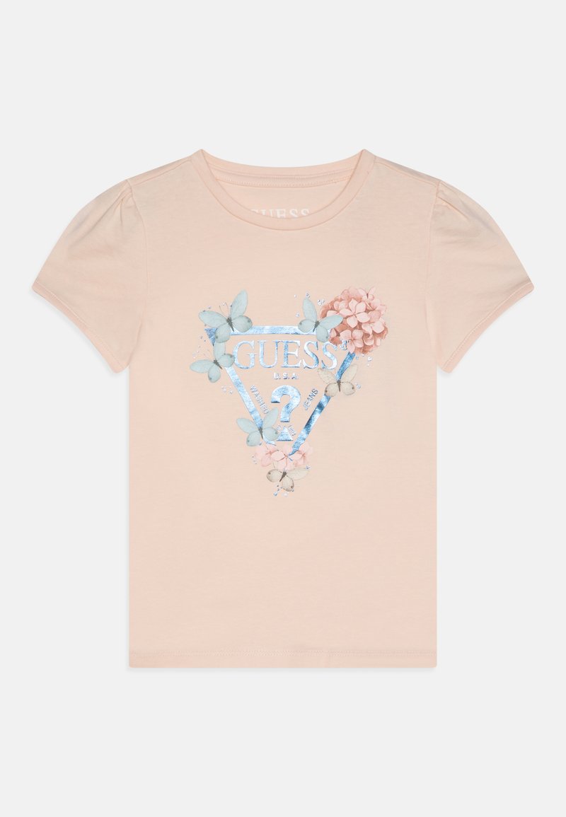 Helles rosa T-Shirt mit kurzen Ärmeln, das ein florales Grafikdesign, Schmetterlinge und ein glänzendes "GUESS"-Logo in Türkis und Weiß in der Mitte zeigt.