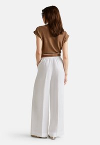United Colors of Benetton PALAZZO - Pantalones - white