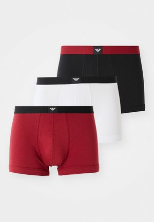 Tre par bokser-truser: rød, svart og hvit. Laget av myk stoff med elastiske midjebånd som har et svart logo-merke.