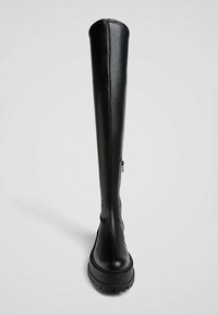 Czarne skórzane botki do kolan z okrągłym noskiem, grubą podeszwą i bocznym zamkiem błyskawicznym. Gładka faktura z wzmocnionymi szwami wzdłuż szwów.