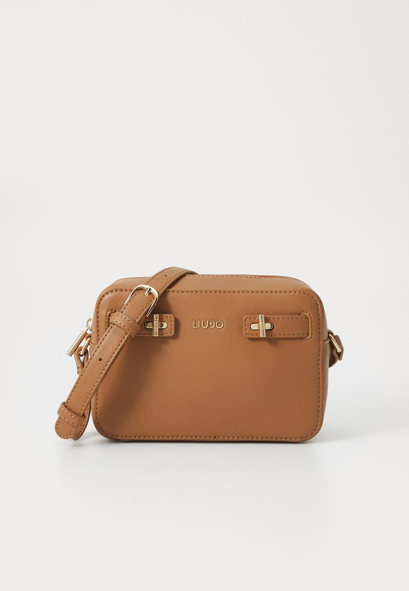 Sac bandoulière en synthétique marron avec quincaillerie dorée, deux boucles à l'avant et une bandoulière ajustable. Texture lisse et bords arrondis.