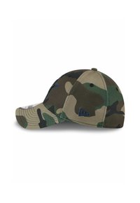 Casquette de baseball camouflage avec une visière courbée, présentant des motifs verts et marron, logo brodé en marine, et un ajustement structuré classique.