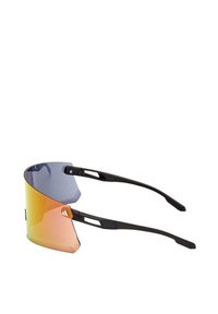 Occhiali da sole con lenti curve, sfumatura da arancione a blu, montatura nera opaca e aste testurizzate con dettagli geometrici.