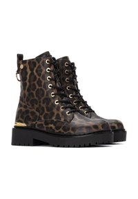Botines de tobillo con estampado de leopardo, suela gruesa negra, detalles en dorado y cordones negros. Fabricados con material de cuero texturizado.