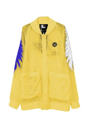 Chaqueta amarilla de malla con cremallera, grandes bolsillos delanteros, diseños de alas en azul y blanco en las mangas y un pequeño logo negro redondo en el pecho.