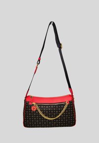 Borsa a spalla nera e rossa con cerniera dorata, dettagli in catena dorata, motivo a monogramma e tracolla nera regolabile.