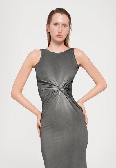 Abito grigio senza maniche con una silhouette aderente e dettagli a nodo attorcigliato in vita, realizzato in tessuto liscio e elastico.