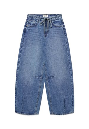 Jeans blu a gamba larga con vita con coulisse, tasche frontali, passanti per cintura e dettagli di cuciture visibili sulle gambe, mostrati su sfondo bianco.