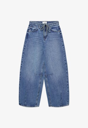 Niebieskie jeansy o szerokich nogawkach z gumką w talii, przednimi kieszeniami, szlufkami na pasek oraz widocznymi szwami na nogawkach, przedstawione na białym tle.