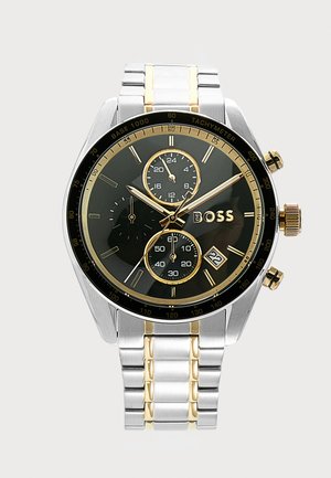 Montre-bracelet en métal argenté et doré avec cadran noir, trois sous-cadrans, lunette tachymétrique, fenêtre de date et logo "BOSS" sur le cadran.