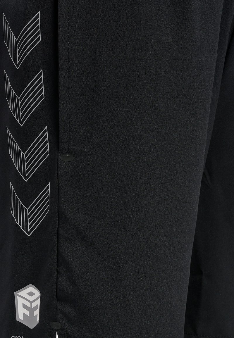 Shorts neri in tessuto con dettagli e motivi bianchi, presentano un design geometrico e un logo sulla parte laterale. Texture liscia, design funzionale.