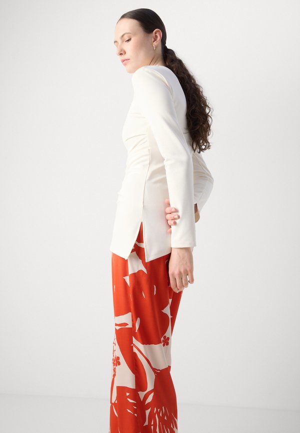 PANTS FLUENT JOGGER PLEAT DETAIL ELASTIC WAIST PRINTED - Trousers - dark orange3