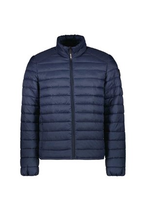 Marineblauwe pufferjas met horizontale stiksels, hoge kraag en ritssluiting aan de voorkant. Heeft een textuur van gevoerd, geïsoleerd materiaal.