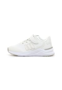 Des chaussures de sport blanches avec une tige synthétique lisse, une sangle Velcro réglable et une semelle en caoutchouc texturé. Elles présentent un logo discret et un intérieur rembourré.