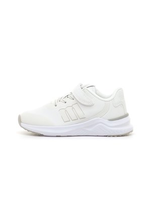 Des chaussures de sport blanches avec une tige synthétique lisse, une sangle Velcro réglable et une semelle en caoutchouc texturé. Elles présentent un logo discret et un intérieur rembourré.