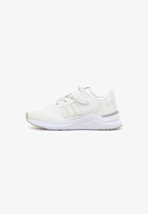 Des chaussures de sport blanches avec une tige synthétique lisse, une sangle Velcro réglable et une semelle en caoutchouc texturé. Elles présentent un logo discret et un intérieur rembourré.