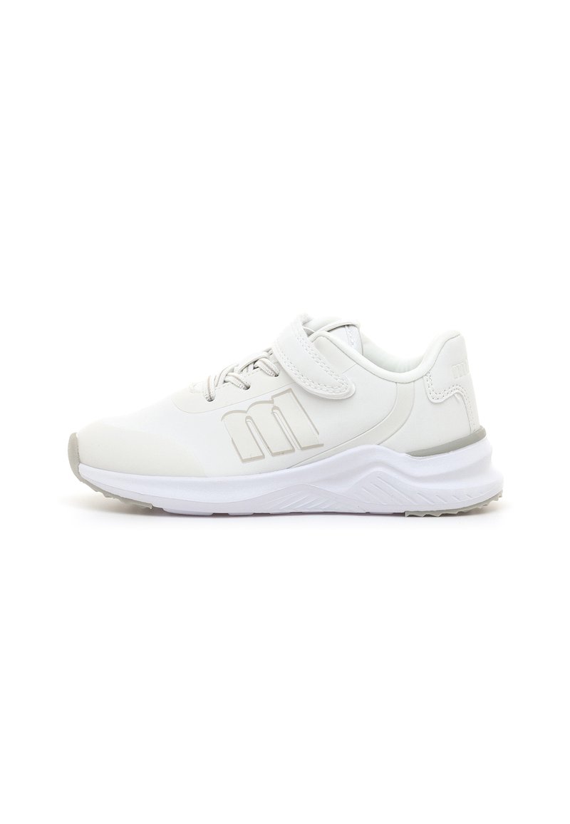 Des chaussures de sport blanches avec une tige synthétique lisse, une sangle Velcro réglable et une semelle en caoutchouc texturé. Elles présentent un logo discret et un intérieur rembourré.