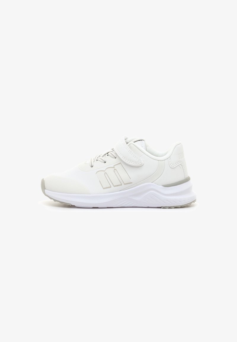 Weiße Sportschuhe mit einem glatten synthetischen Obermaterial, verstellbarem Klettverschluss und strukturierten Gummisohle. Merkmale sind dezentes Branding und ein gepolstertes Innenleben.