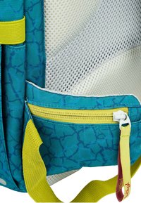 Taschen in Türkis mit strukturiertem Muster und gelben Akzenten, einem Netzpaneel und einem Reißverschlussfach. Robuste Stoffkonstruktion.