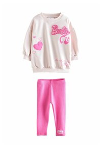 Lyserød langærmet sweatshirt med pink hjerter, Barbie-logo og lyserøde leggings med et lille Barbie-patch nær anklen.