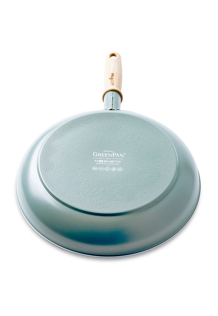 GreenPan koekenpan, rond, licht teal buitenkant, gladde textuur, houten handvat, gemerkt op de onderkant met "GreenPan" en details over magneto-technologie.