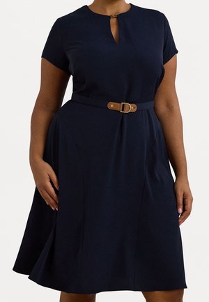 Navyblå kjole med korte ærmer, nøglehulssnit og en figursyet talje. Inkluderer et tanfarvet bælte med metalspænde og en udvidet nederdel.