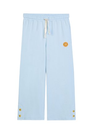 Pantaloni a gamba larga azzurri con vita elastica, coulisse bianca, bottoni dorati ai polsini e logo circolare arancione sulla coscia destra.