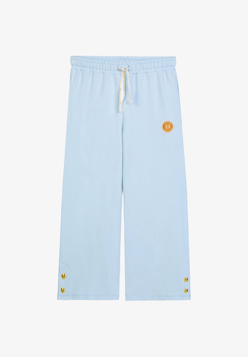 Pantaloni a gamba larga azzurri con vita elastica, coulisse bianca, bottoni dorati ai polsini e logo circolare arancione sulla coscia destra.