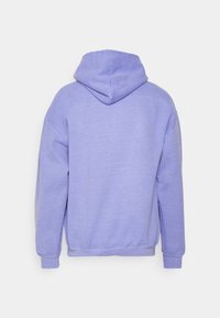 Felpa con cappuccio viola in un morbido tessuto texturizzato. Presenta una tasca a marsupio e polsini e orlo a coste, mostrando un design semplice e casual.