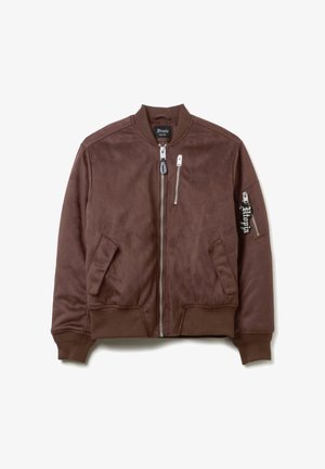 Bruine bomberjack gemaakt van soepel materiaal, met een voorzip, zijzakken, geribbelde manchetten en logo-accenten op de borst en mouw.