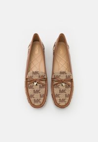 Mocassins marron avec une tige en toile beige ornée d'un motif monogramme 'MK', des accents en cuir et un nœud décoratif avec un détail en métal.