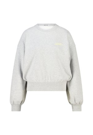 Lichtgrijze sweater met lange mouwen, geribde manchetten en zoom, lichtelijk aangegord taille en kleine gele tekst op de linkerborst.